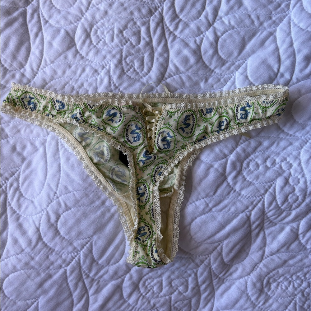 2 Victoria’s Secret Sexy Little Things silky lace thongs Size Small Y2K 2008 - Picture 2 of 7